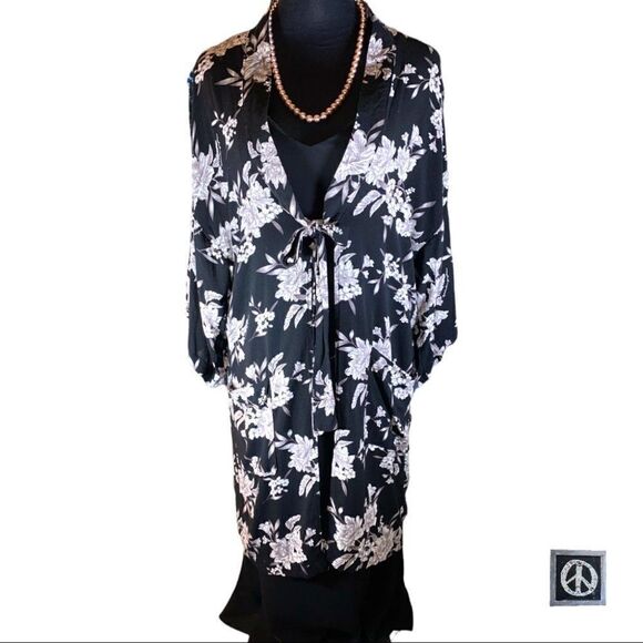 $10$ add SPIRITUAL gangster- MAYA floral kimono wrap with tie front & pockets. - Picture 3 of 13